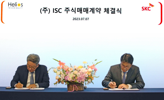 지난 7일 서울 종로구 SKC 본사에서 열린 주식매매계약 체결식에서 박원철(오른쪽) SKC 사장과 현 ISC 최대주주인 헬리오스PE의 전제모 대표가 계약서에 서명을 하고 있다. SKC 제공